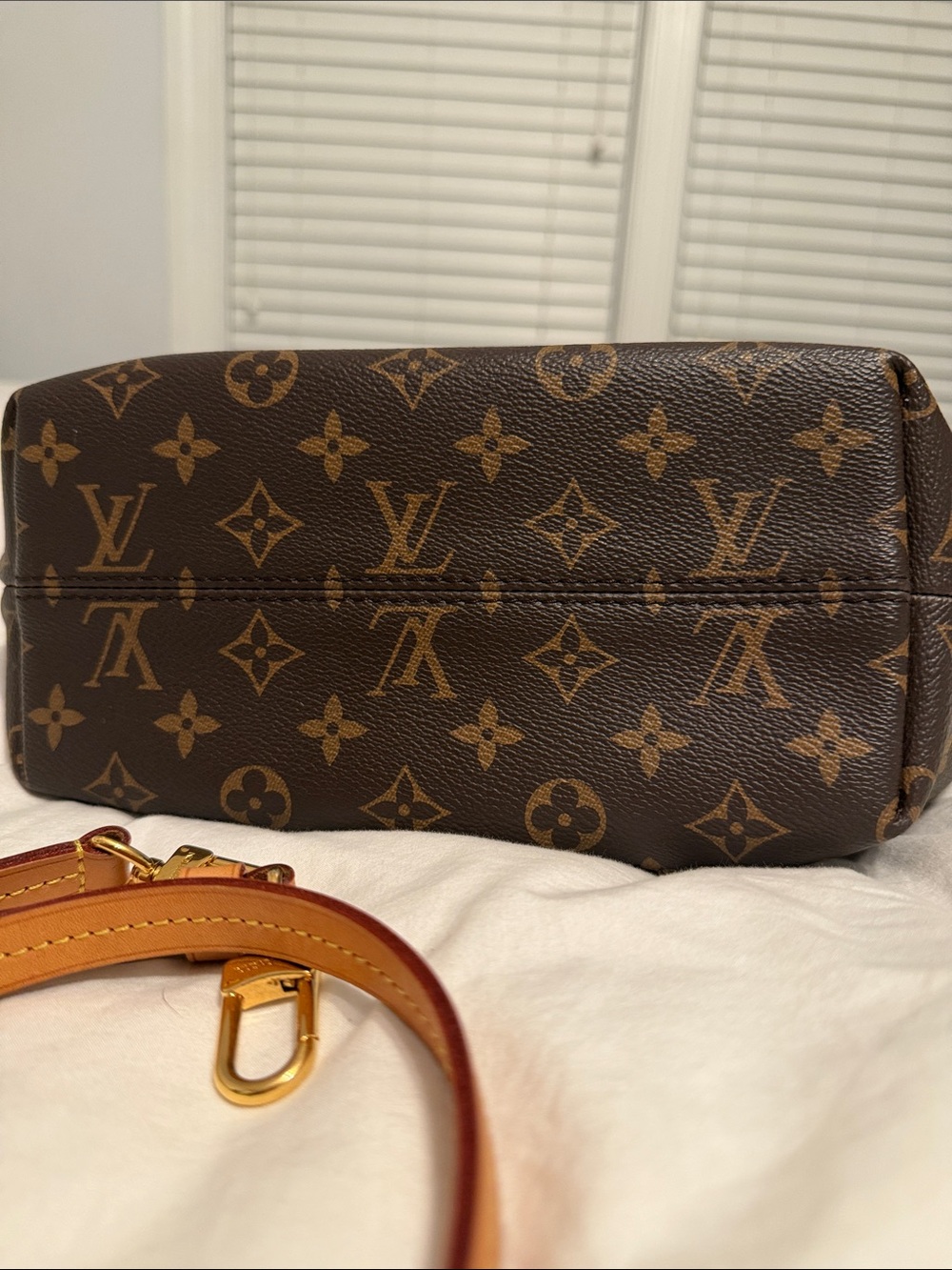 Louis Vuitton Brown Monogram Canvas Shoulder Bag with Tan Trims - Picture 4 of 12